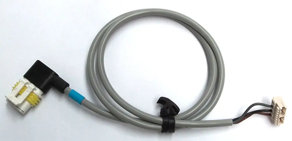 Graues Kabel mit zwei unterschiedlichen Steckverbindern, das für Daikin-Systeme vorgesehen ist. Das Kabel ist zum Anschluss von Komponenten innerhalb der Heizungsanlage gedacht.